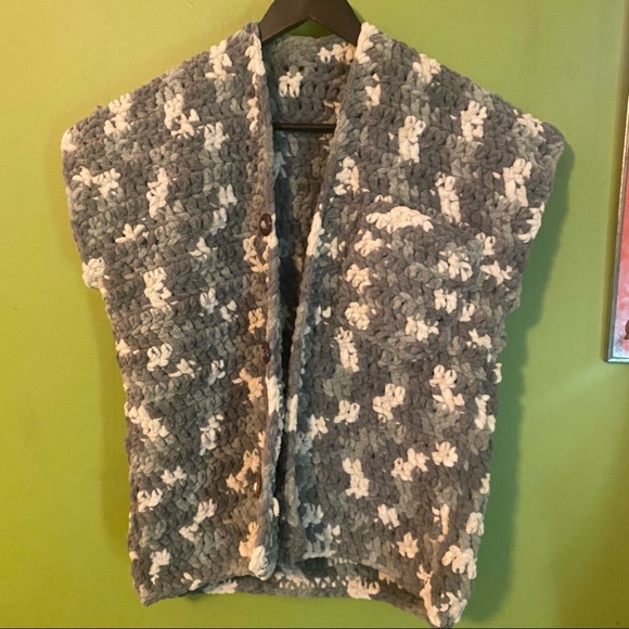 Vintage handmade chenille afghan knit sweater vest with button front - Picture 4 of 6